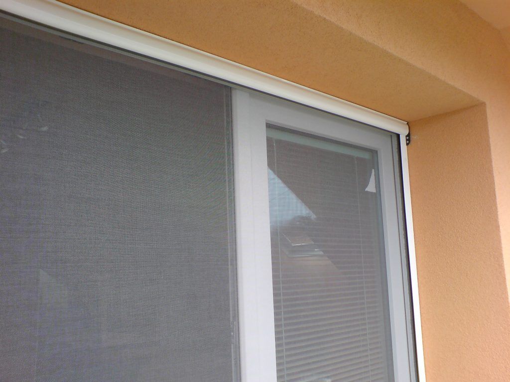 Detail horizontální rolovací sítě proti hmyzu