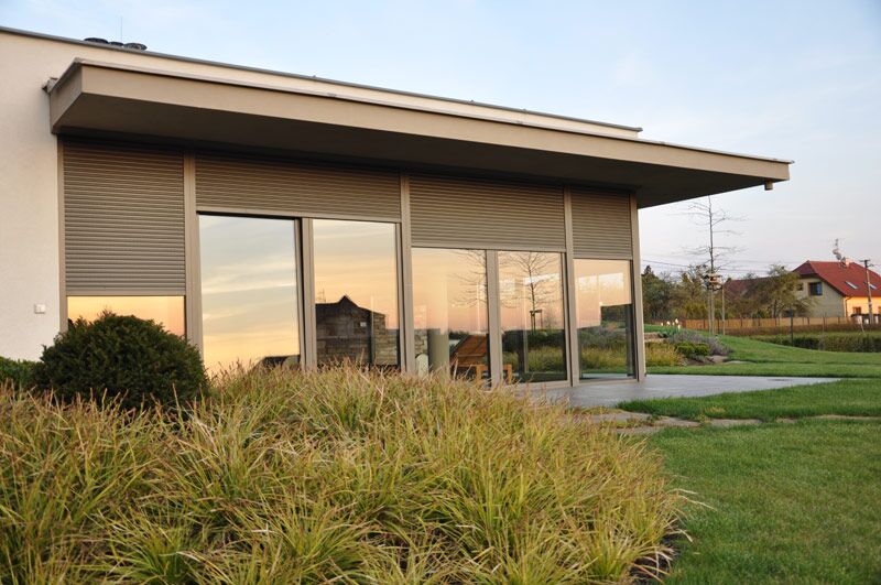 Stříbrné předokenní rolety pod omítkou na dálkové ovládání