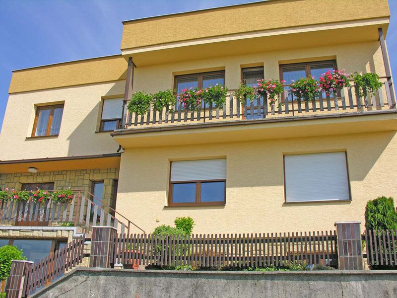 Bílé venkovní rolety nejlépe odrážejí teplo a v létě perfektně izolují dům