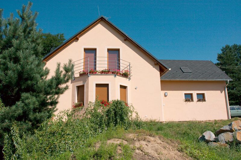 Pohled na dům s venkovními roletami v barvě oken