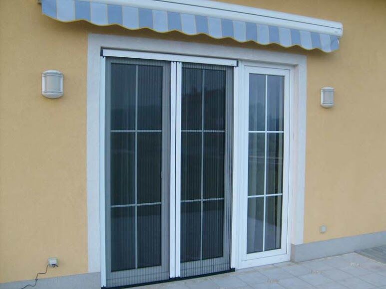 Skl&aacute;dan&aacute; s&iacute;ť proti hmyzu do dveř&iacute; (pliss&eacute;)