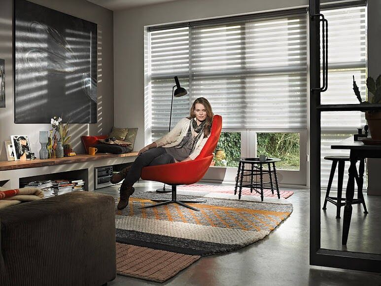 &Scaron;ed&eacute; rolety den a noc v pracovně na velk&eacute; francouzsk&eacute; okno