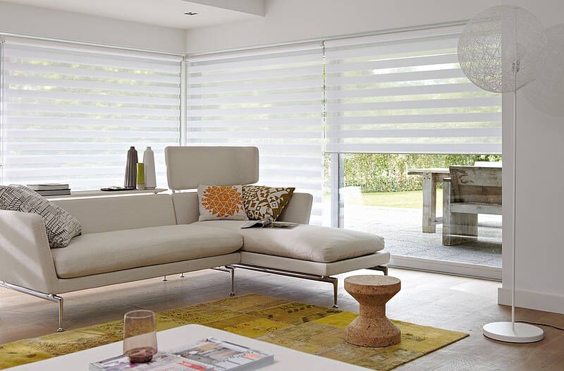 B&iacute;l&aacute; roleta den a noc bez kazety - ob&yacute;vac&iacute; pokoj