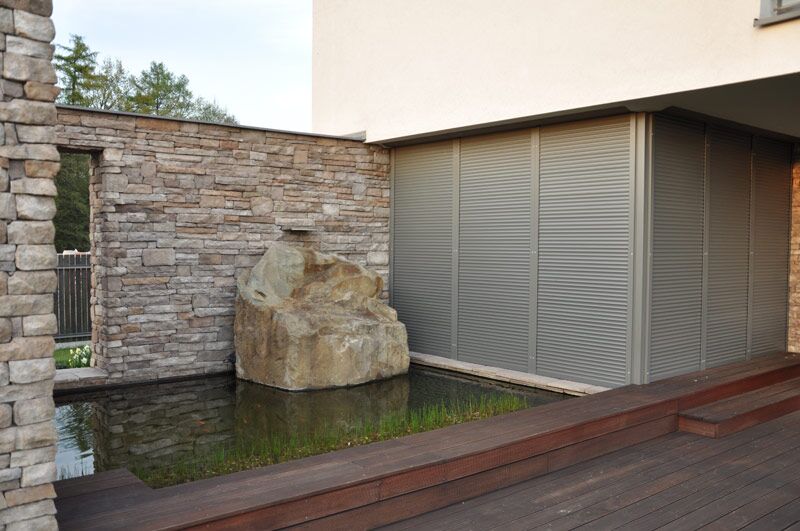 Venkovní rolety na velkých terasových oknech - majitelé domu mají po jejich zatažení naprosté soukromí