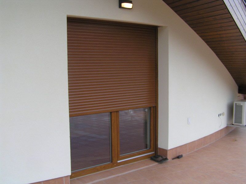 Venkovní hliníková roleta v dřevěném dekoru