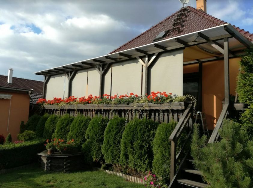 Ukázka screenových rolet na pergole - chrání proti slunci a částečně i proti větru.