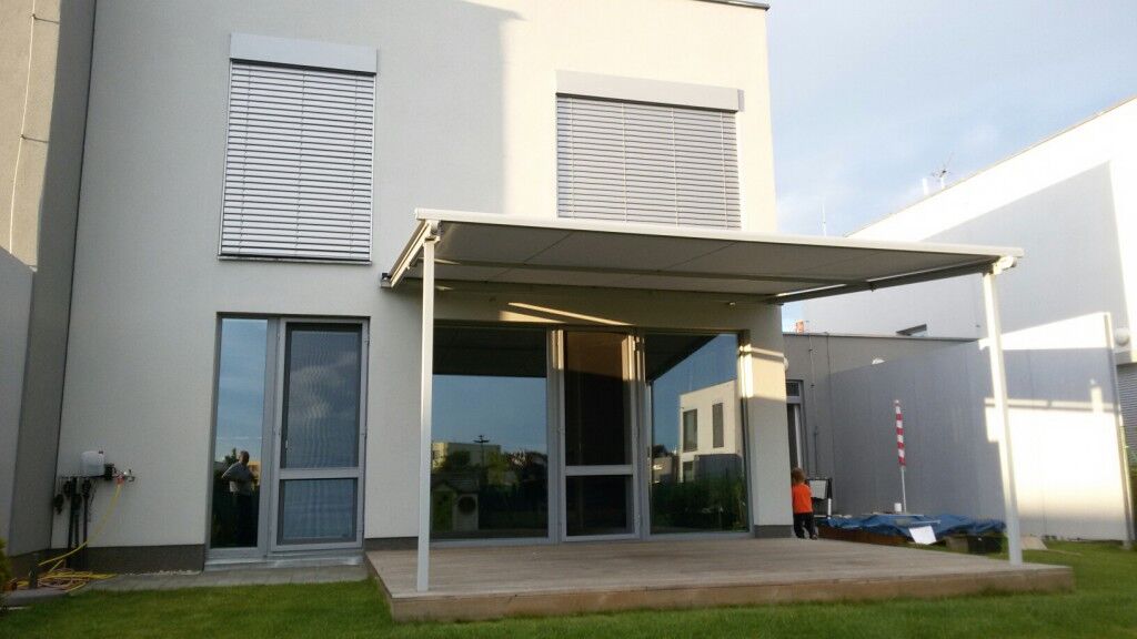 Terasov&aacute; mediter&aacute;ny i proti de&scaron;ti