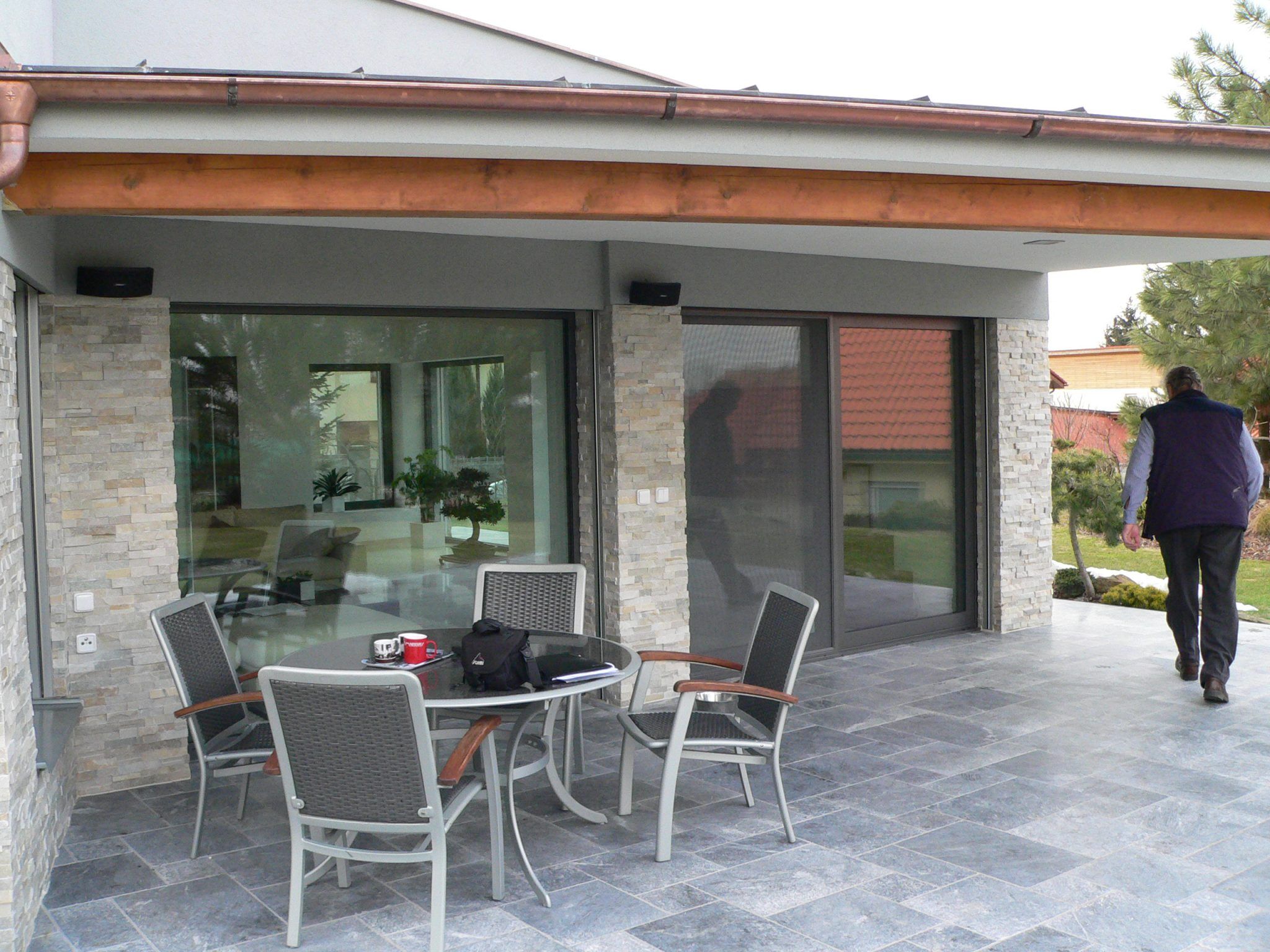 Posuvné sítě na velkých francouzských oknech vypadají prostě skvěle