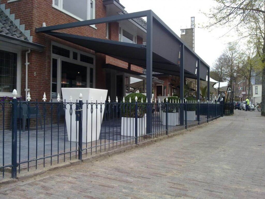 Hliníková pergola Kubus Wall kotvená v domě