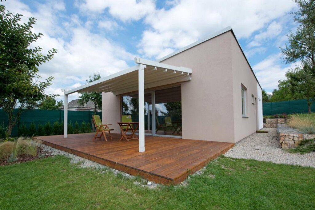 Pergola Med Viva s kotven&iacute; na fas&aacute;dě domu