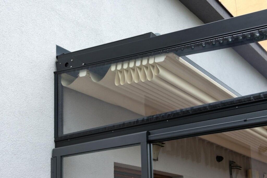 Detail stahování látkové baldachýnové pergoly Med Quadra R