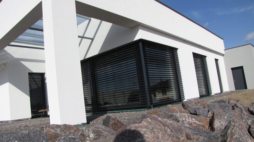 Tmav&eacute; žaluzie Zetta před okny rodinn&eacute;ho domku, Žamberk