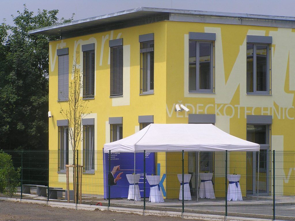 Venkovn&iacute; žaluzie s přiznan&yacute;m pouzdrem, Vědecko technick&yacute; park Praha