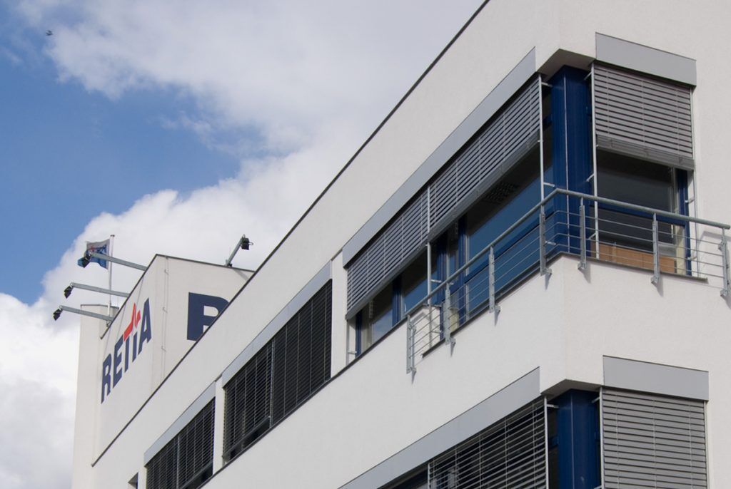 Velkoform&aacute;tov&eacute; venkovn&iacute; žaluzie na administrativn&iacute; budově v Pardubic&iacute;ch