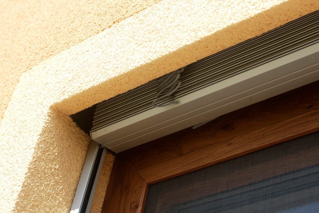 Detail "ukryt&eacute;" venkovn&iacute; žaluzie s viditelnou vodic&iacute; li&scaron;tou