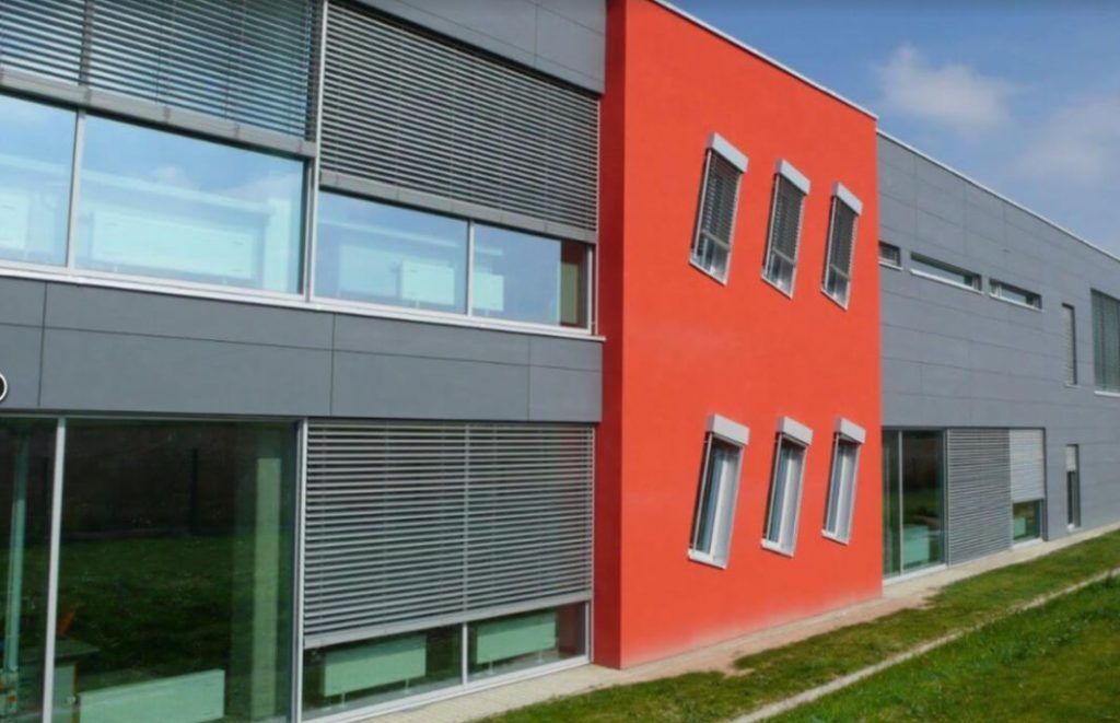Instalujeme venkovn&iacute; žaluzie i na velk&eacute; administrativn&iacute; budovy po cel&yacute;ch v&yacute;chodn&iacute;ch Čech&aacute;ch - nejen v Hradci.
