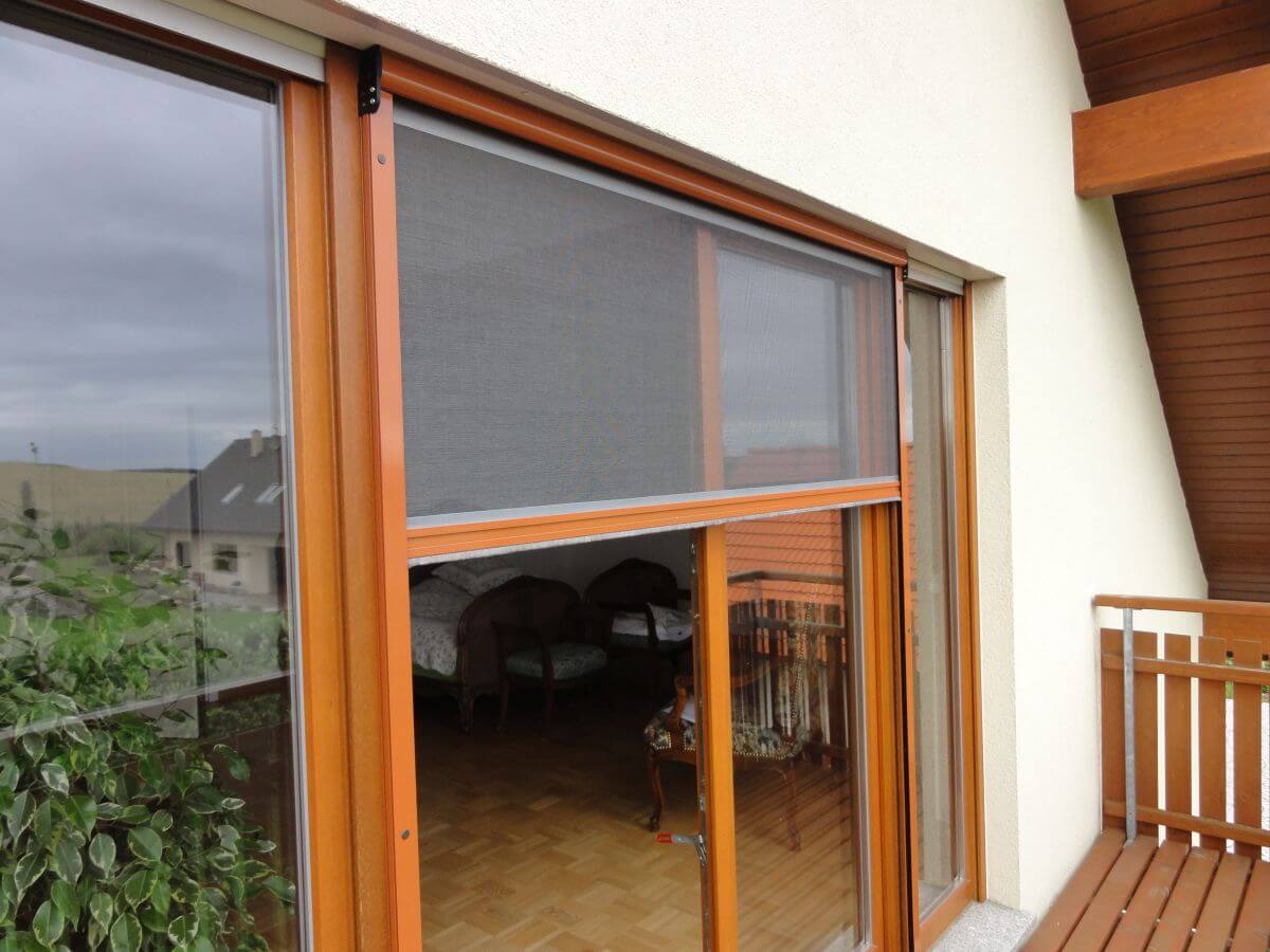 Rolovací síť proti hmyzu na francouzském okně