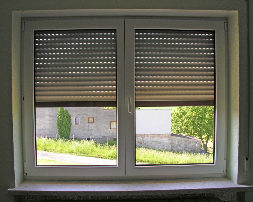 Pohled z interiéru s téměř zataženou roletou