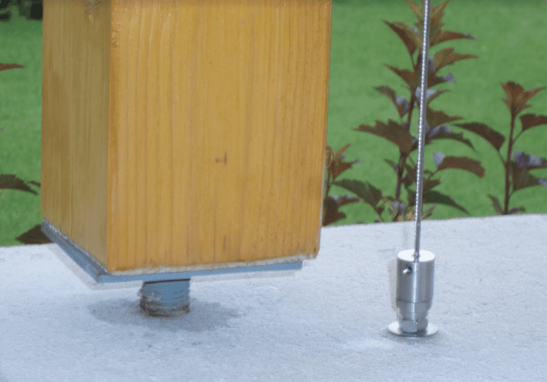 Uchycení screenové rolety vedené lankem