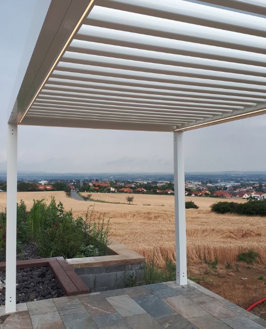 Pergola Artosi umožňuje naklápění lamel ve více zónách