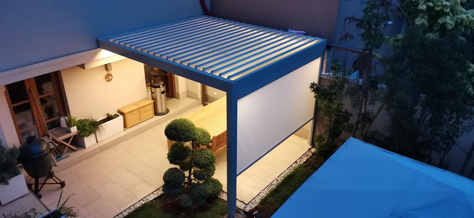 Nádherná a praktická - pergola Artosi. Díky integrovanému LED osvětlení vypadá skvěle i v noci.