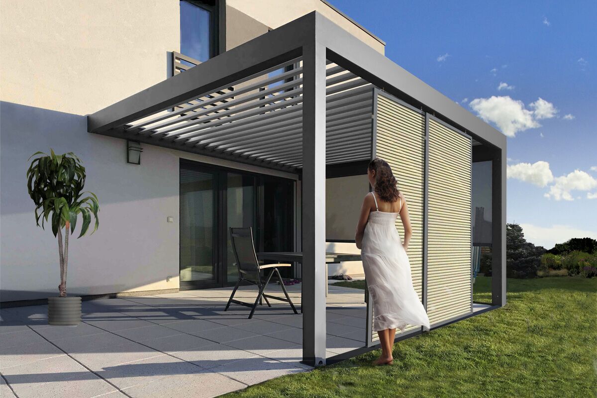 Bioklimatická pergola s přední stojkou a kotvením ve zdi s doplňkovým bočním stíněním.
