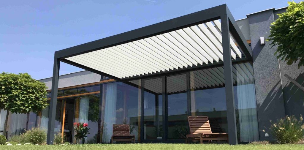 Bioklimatická pergola ke zdi domu prodlouží terasovou sezónu až o 3 měsíce