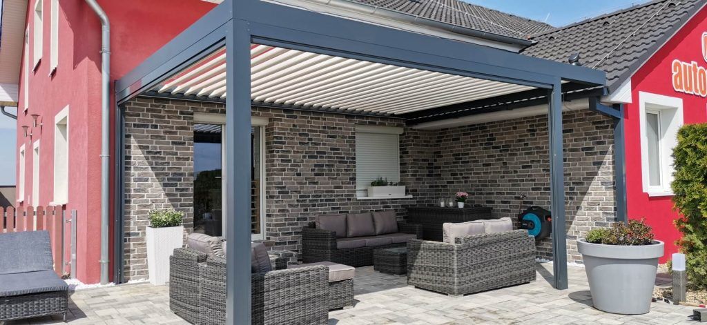 Stylové posezení pod pergolou Artosi