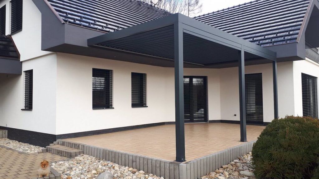 Modern&iacute; ře&scaron;en&iacute; novostavby v Pardubic&iacute;ch si ž&aacute;dalo velkou pergolu. Vybrali jsme pergolu Artosi zastře&scaron;uj&iacute;c&iacute; terasu u ob&yacute;vac&iacute;ho pokoje, je č&aacute;stečně kotven&aacute; k domu.