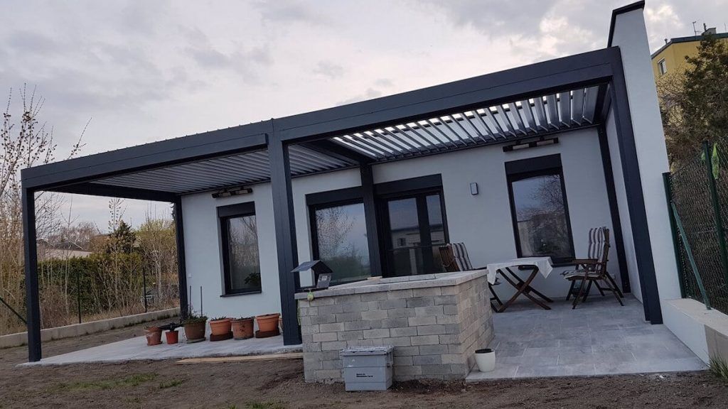 Pergola ide&aacute;ln&iacute; pro letn&iacute; obědy. Nav&iacute;c chr&aacute;n&iacute; interi&eacute;r domu před přehř&aacute;t&iacute;m v letn&iacute;ch vedrech.