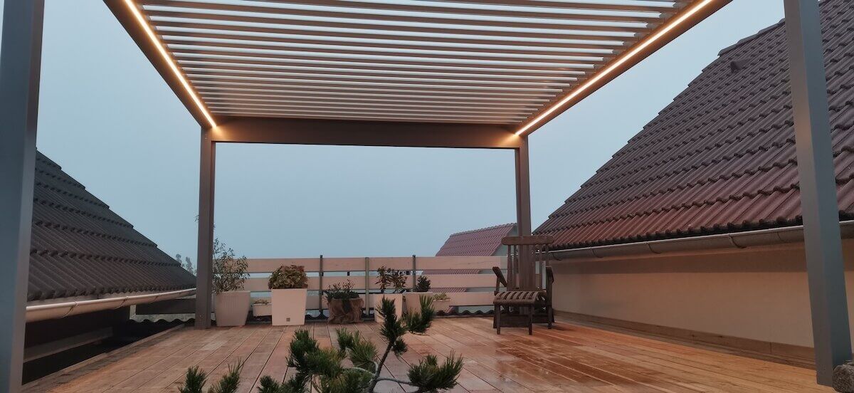 Samostojná pergola Artosi na terase mezi střechami. Večer soukromí, přes den výhledy