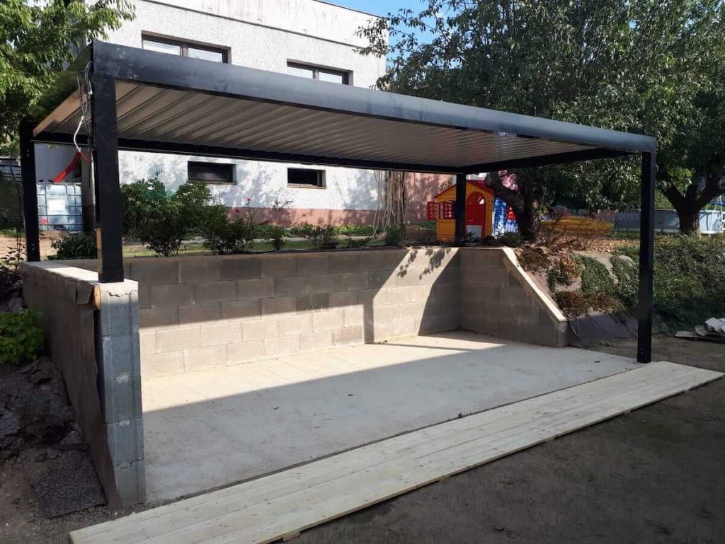 Zahradn&iacute; samostojn&aacute; pergola. Posezen&iacute; v soukrom&iacute;... a s dětmi na dohled - ide&aacute;ln&iacute; pro odpoledn&iacute; k&aacute;vu.