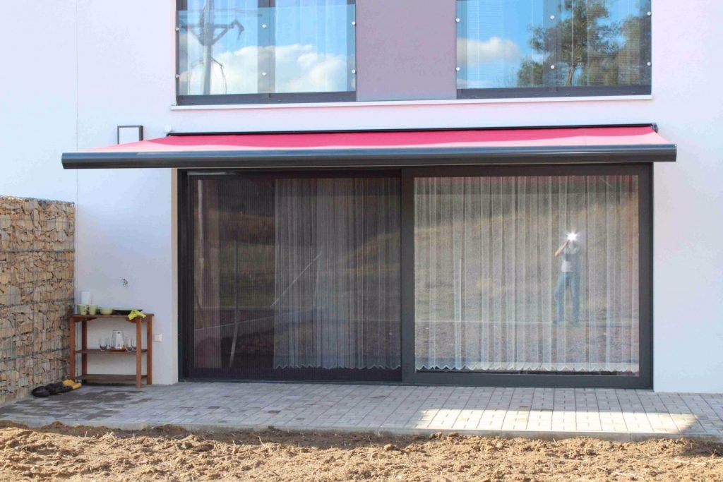 Červená barva látky na markýze Emma Červená barva látky na markýze Emma