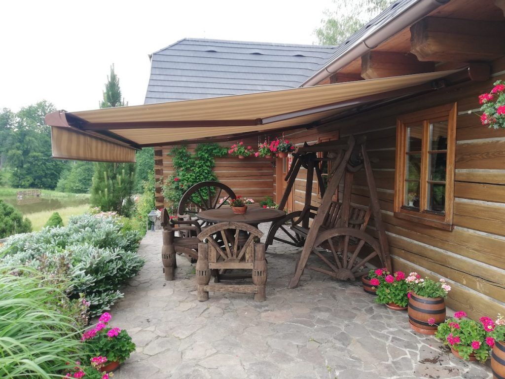 Posezení na terase pod markýzou