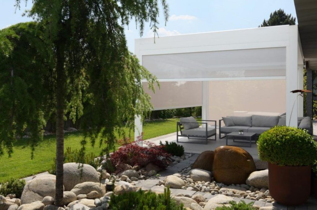 Pergola Espacio v b&iacute;l&eacute;m se screenov&yacute;mi roletami