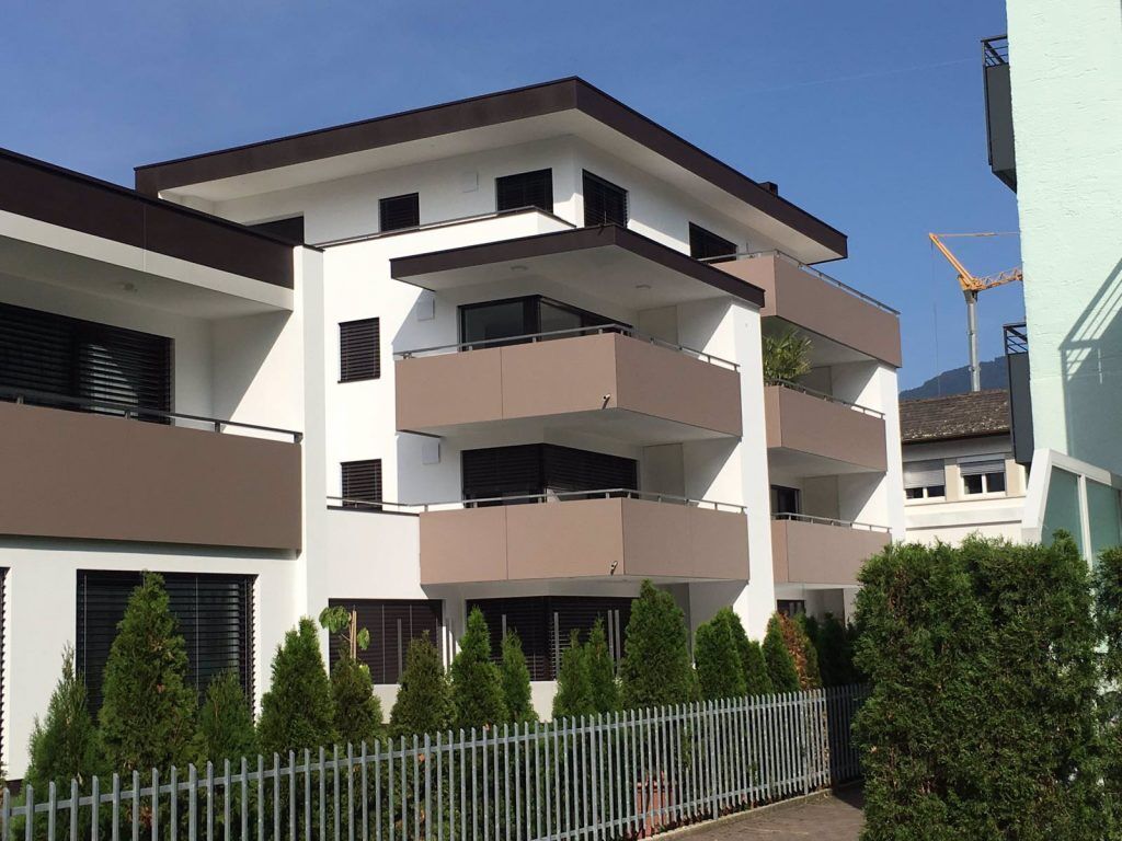 Instalovali jsme žaluzie Zetta v antracitov&eacute; barvě i na bytov&eacute; domy.