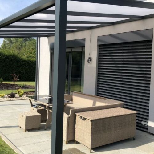 pergola-s-polykarbonatem Pergolu barevně sladíte i s venkovním stíněním - třeba právě s venkovními žaluziemi