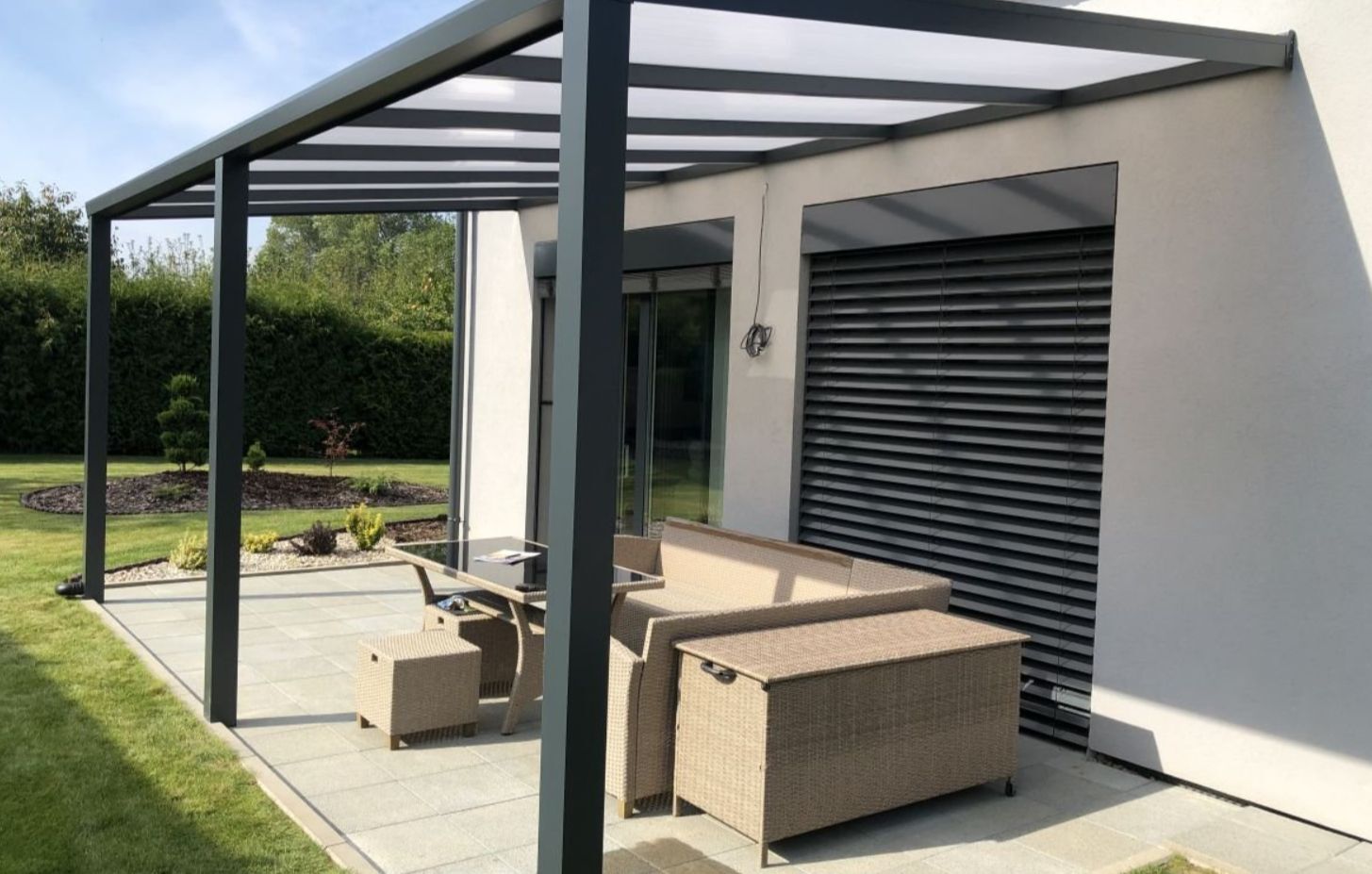 Pergolu s polykarbonátovou střechou sladíte i s venkovními žaluziemi
