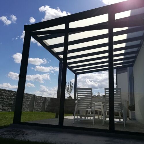 Hliníková pergola s polykarbonátovou střechou odstíní UV záření Hliníková pergola s polykarbonátovou střechou odstíní UV záření