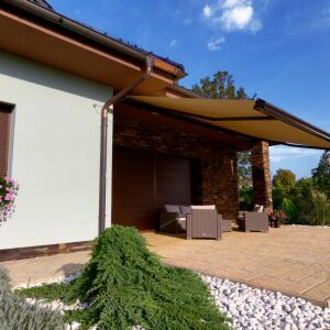 Mark&yacute;za Kaseta vysunut&aacute; nad terasou