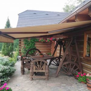 Pruhovan&aacute; mark&yacute;za Kaseta jako doplněk k dřevěn&eacute;mu srubu