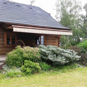 M&iacute;rně vysunut&aacute; mark&yacute;za Kaseta v pruhovan&eacute;m proveden&iacute;