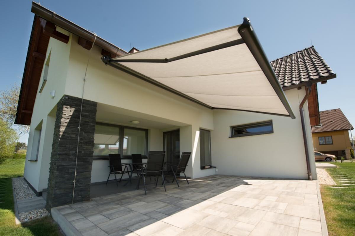 Markyza Scrigno na terase se sloupem