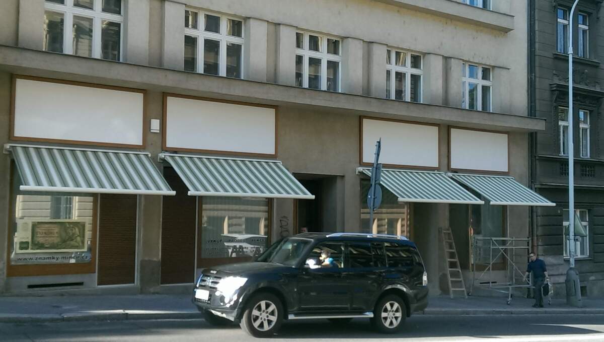 Markyzy Scrigno na ulici v Praze