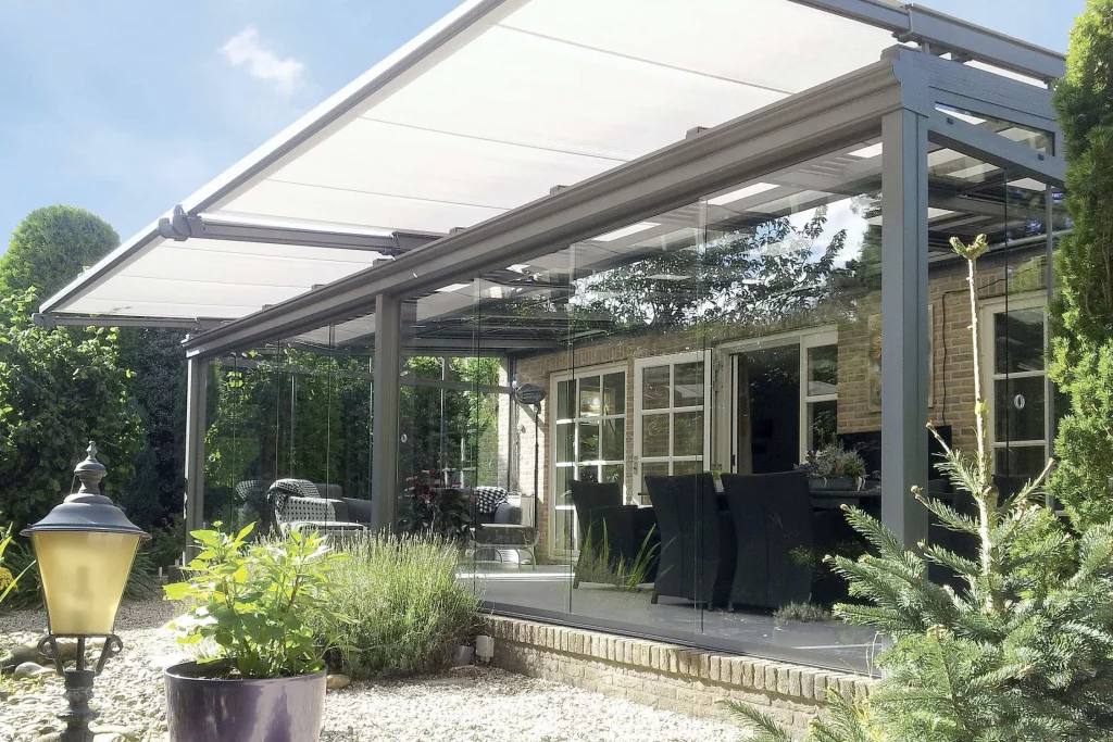 Markýza Targa na prosluněné zimní zahradě