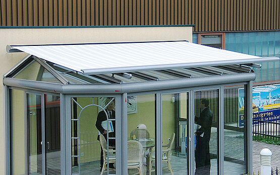 Markýza Pergolino v dopoledním slunci