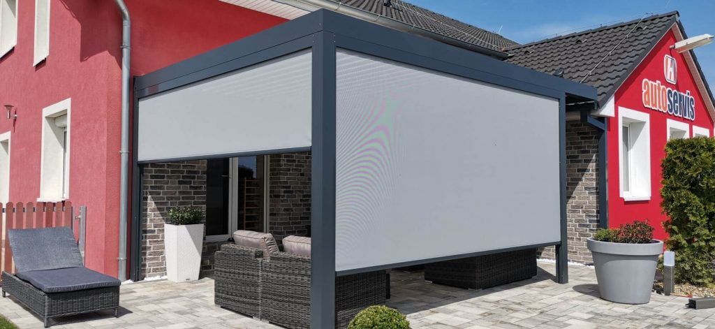 Screenov&eacute; rolety jsou designov&yacute;m i funkčn&iacute;m doplňkem bioklimatick&eacute; pergoly Artosi
