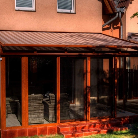 Veranda-HRV52 nad červenou zimn&iacute; zahradou