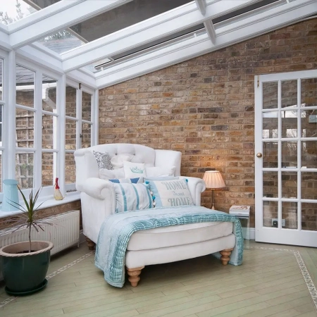 Světl&aacute; zimn&iacute; zahrada se st&iacute;něn&iacute;m Veranda HRV80-ZIP