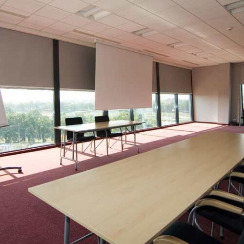 Zastínění učebny screenovou roletou